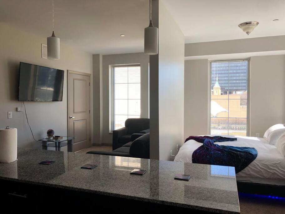 קולומבוס King Size Studio In Heart Of Downtown מראה חיצוני תמונה